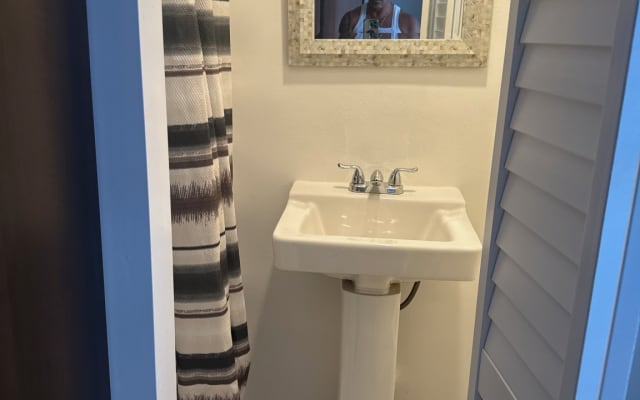 Room for rent with bathroom and gas stove - Picture 3