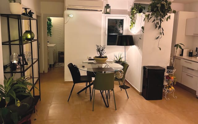 A room in a modern Apt near the red line train to Tel Aviv ( 15 min ) - Picture 6