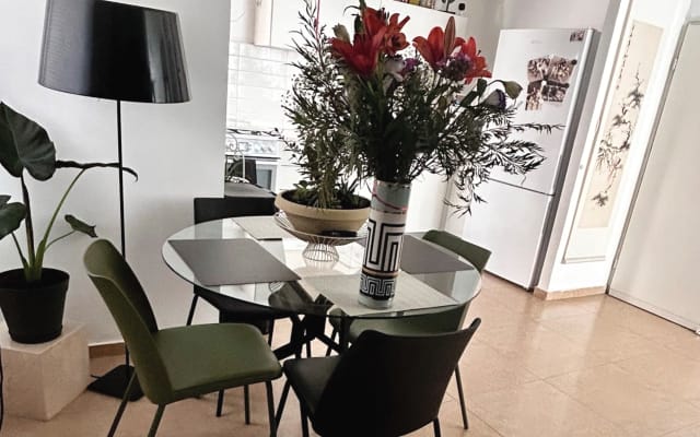 A room in a modern Apt near the red line train to Tel Aviv ( 15 min ) - Picture 9