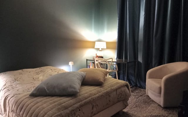 Appartement chaleureux dans le style art déco.
