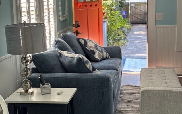 Annonce de Craig sur misterb&b - Living room, looking out the front door. 