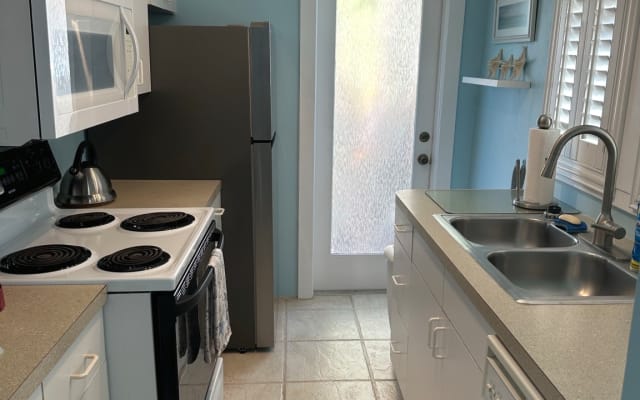 Annonce de Craig sur misterb&b - Full kitchen features all appliances and separate coffee bar