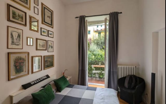 Habitación con balcón en piso con jardín en Florencia
