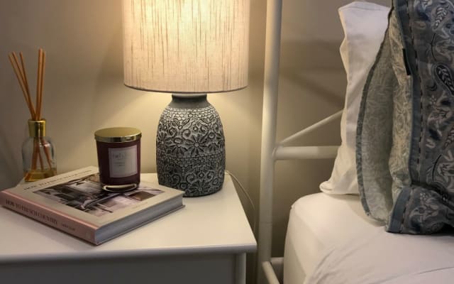 Camera con letto queen size in bella casa a schiera