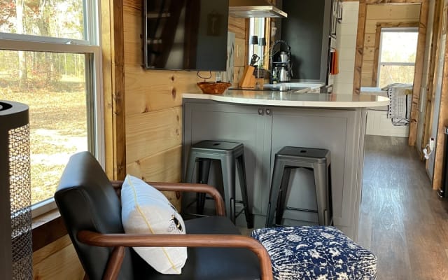 Jasons Inserat auf misterb&b - Dining area in kitchen with movable tv. 