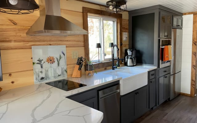 Jasons Inserat auf misterb&b - View of the kitchen with full-size refrigerator, oven, drip coffee maker, and electric two-burner cooktop. 