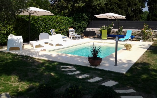 Independent air-conditioned studio in villa with private pool...