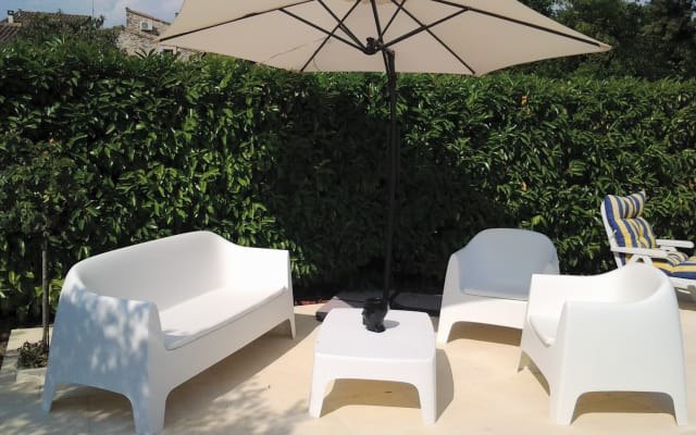 Independent air-conditioned studio in villa with private pool...