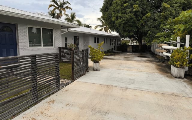 Wilton Manor Waterfront Oasis Villa 3, Room 302 BED A