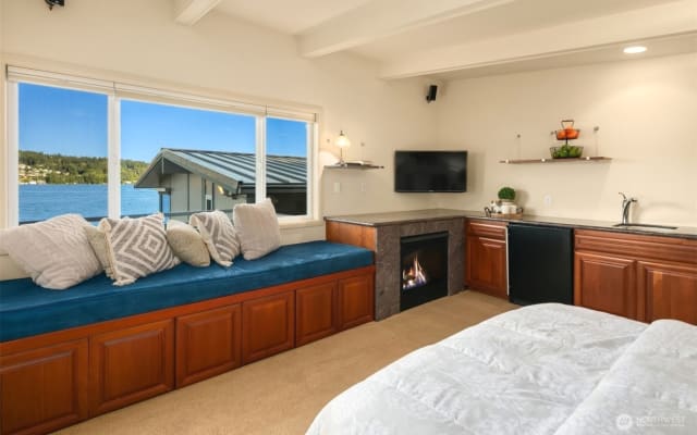 Private studio on Lake Sammamish