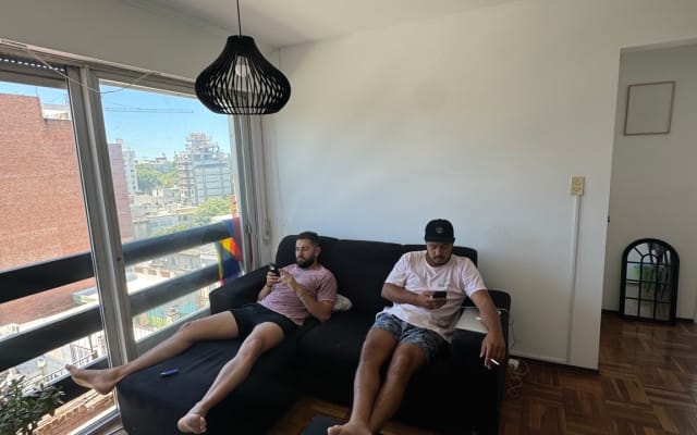 Quarto num apartamento luminoso, 8o andar de um edifício megacêntrico.