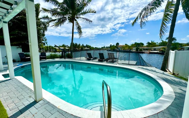 Wilton Manor Waterfront Oasis Villa 3, Room 302 BED B