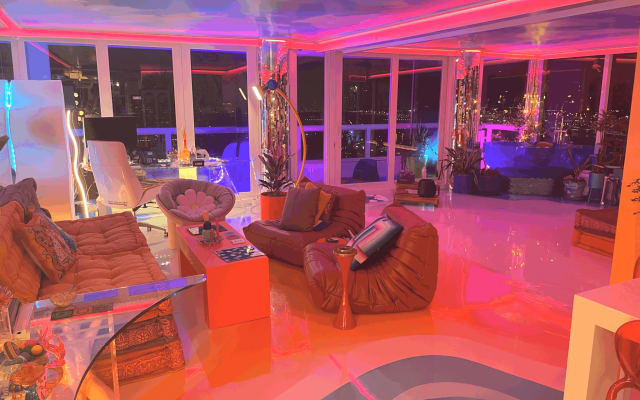 LIVE IN REAL LIFE ART CONDO. BEST VIEW IN CITY