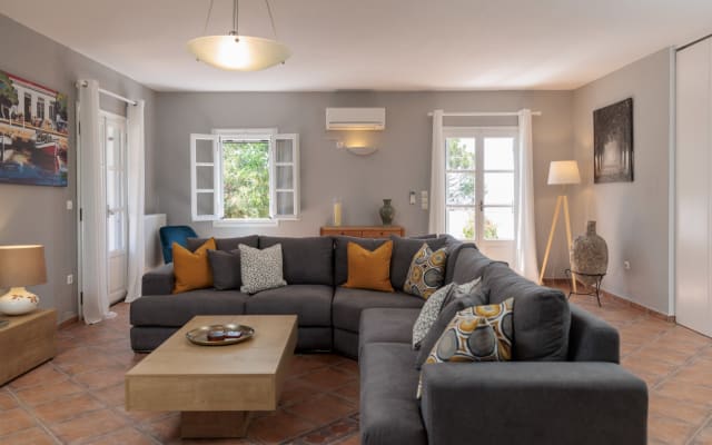 Luxury private self catering villa with pool & magical sunsets.