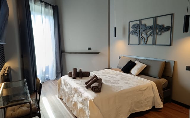 Elegant Room in Trastevere - The Black Pearl