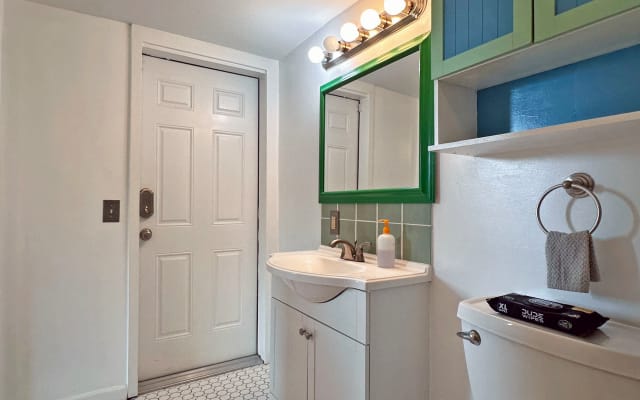 Heart of Wilton Manors - Studio w/Private Entry & Pool Access - Picture 11