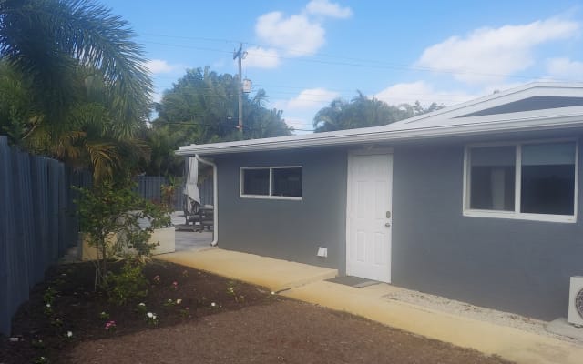 Heart of Wilton Manors - Studio w/Private Entry & Pool Access - Picture 12