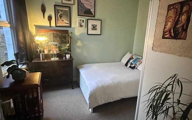 Double Bedroom & Private Bathroom - 10 min walk from Central line