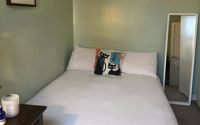 Double Bedroom & Private Bathroom - 10 min walk from Central line