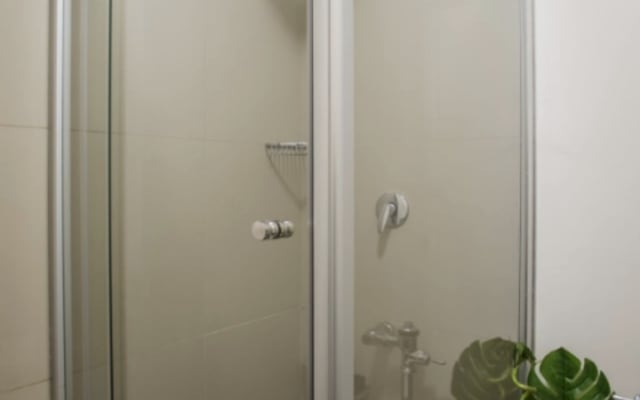 Welcome to this stylish studio apartment in the heart of Cape Town CBD - Picture 5