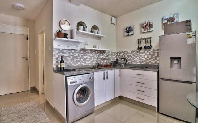 Welcome to this stylish studio apartment in the heart of Cape Town CBD - Picture 7