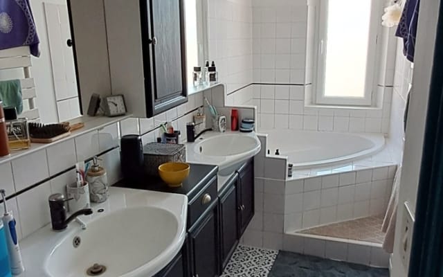 Geräumiges Zimmer in einem bürgerlichen Haus aus den 1930er Jahren. - Foto 11