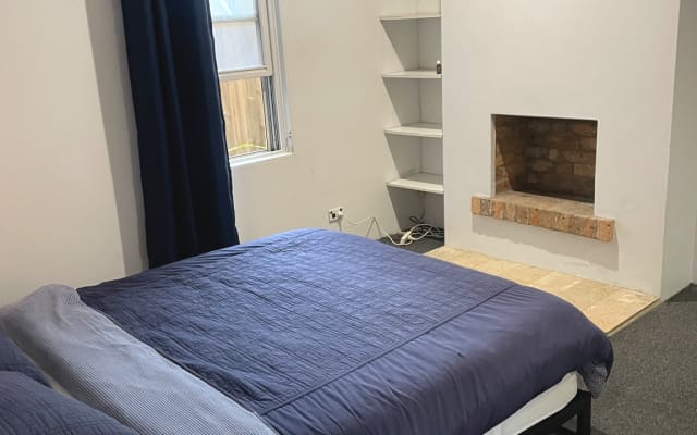 Chambre de bonne taille avec armoires encastrées Lit double...