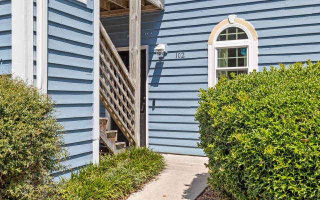 Garden Level 1BR condo, Luxury Suite, 1pm check-in