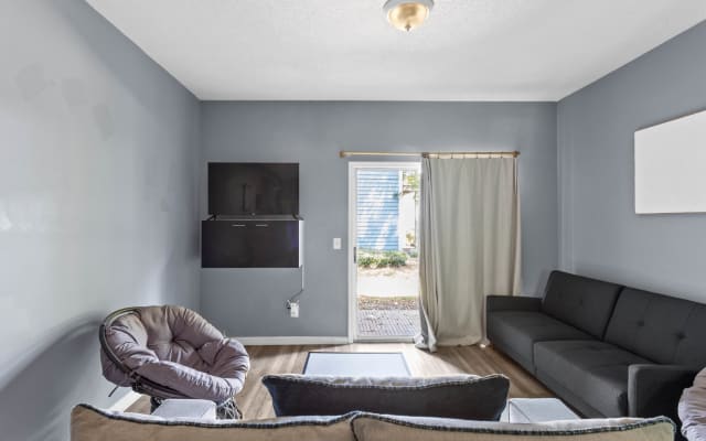 Garden Level 1BR condo, Luxury Suite, 1pm check-in