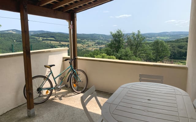 Petite maison calme avec terrasse et vue sur les monts du Morvan