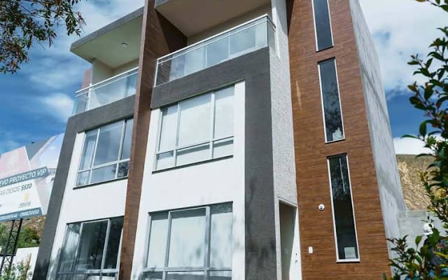 Casa accogliente con piscina riscaldata, situata al centro del mondo.