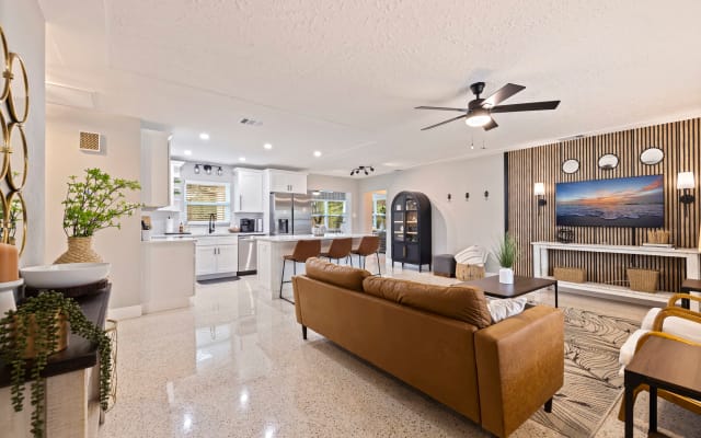 Luxury Rustic Retreat Entire Home in Pinellas Park