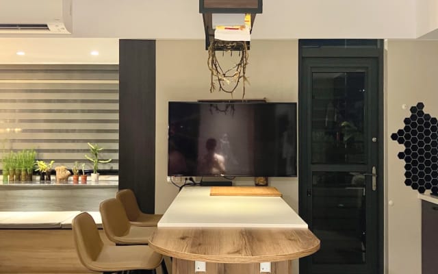 Annonce de Rayvon sur misterb&b - Shared space: dining area.
