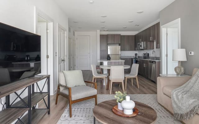 Appartamento con due camere da letto semplicemente modernizzato