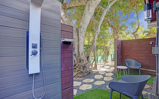 Sexy Vibe2 OUTDOOR SHOWER/heated pool/private room& enter/clothin opt