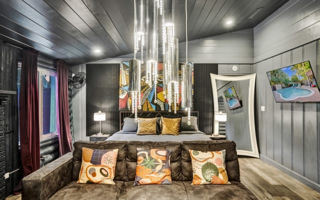 Kiki Deluxe studio suite/heated pool view /lrg patio/hot tub/ dining