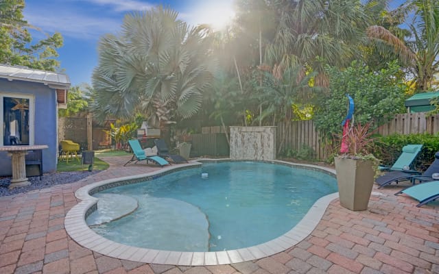 Kiki Deluxe studio suite/heated pool view /lrg patio/hot tub/ dining