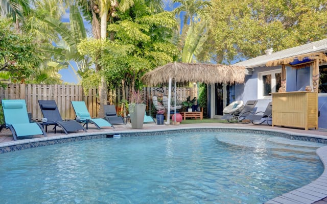 Kiki Deluxe Studio Suite/Heat Pool/ Large Patio/ Hot Tub/ Kitchen