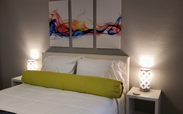 Chris and Patrick's listing on misterb&b - Bedroom with queen size bed 
