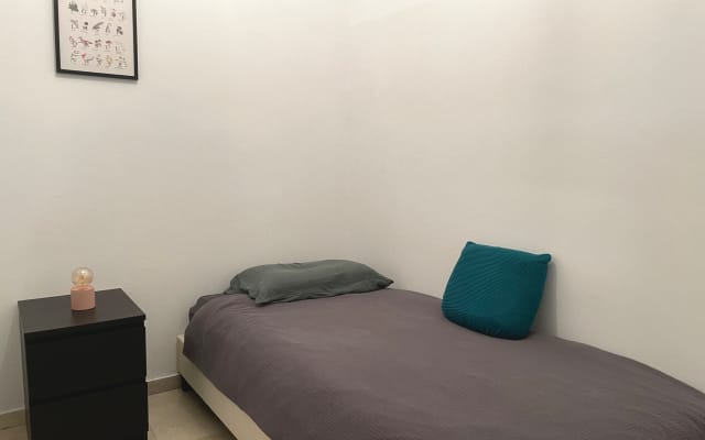 Quarto económico num apartamento partilhado no centro de Atenas