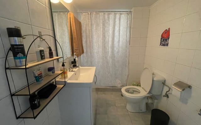 Quarto económico num apartamento partilhado no centro de Atenas