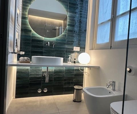 Chambre confortable avec salle de bain privée