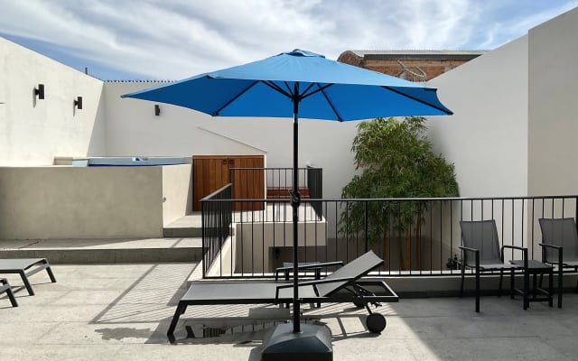 Randys Inserat auf misterb&b - The pool, jacuzzi, and sun terrace are available to be shared by guests and the hosts. This high walls provide privacy and mixed sun and shade. There is an outdoor shower for cooling and rinsing off. Like all areas of the home, clothing is optional.