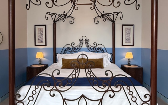 Doppelbett mit eigenem Bad, im Centro Historico "Das Gartenzimmer"
