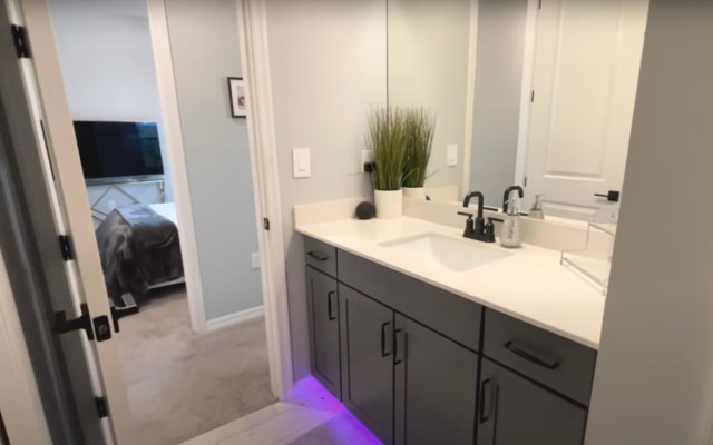 Fernando's listing on misterb&b - Your bathroom with shower/bathtub