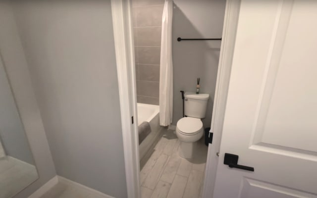 Fernando's listing on misterb&b - Your bathroom with shower/bathtub