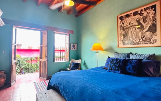 Zimmer mit Kingsize-Bett mit Blick auf den Innenhof