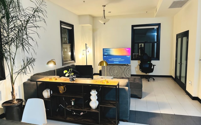 High-ceilings Penthouse floor apartment in the heart of Downtown LA