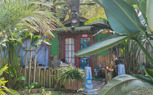 Tiki-Gästehaus in Joey d's Village