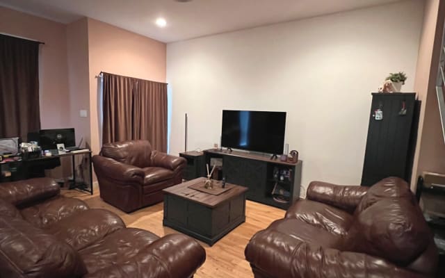 Ricky's listing on misterb&b - Living room